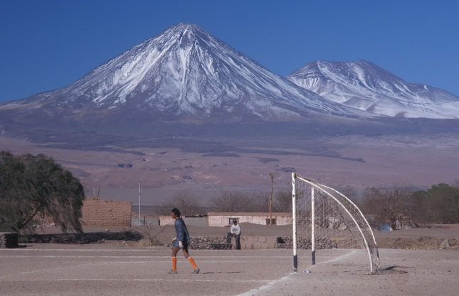 A Licancabur-vulkán az Atacama-sivatag felől. A szintkülönbség 3000 méter