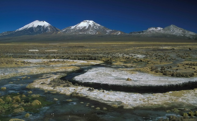 Ép és roncsvulkánok Chile és Bolívia határán, balra a 6300 méteres Parinacota